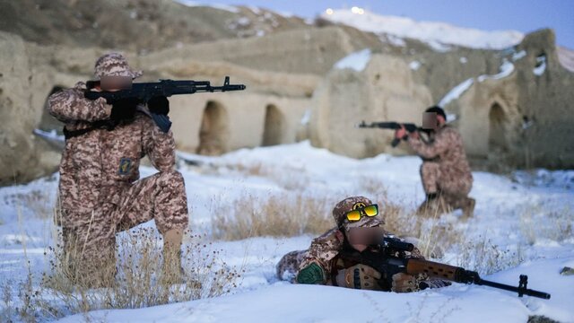 آمادگی رزمی تک‌تیراندازان یگان فاتحین در کوهستان‌های برفی آذربایجان شرقی