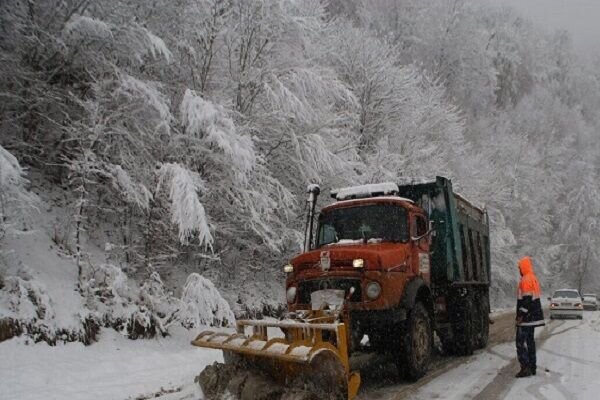 امدادرسانی به ۱۲۴ خودروی گرفتار در برف و کولاک در راه‌های آذربایجان شرقی