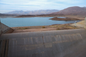 این سد از نوع خاکی با هسته رسی مرکزی و با حداکثر ارتفاع 35 متر بر روی رودخانه نهند احداث شده است