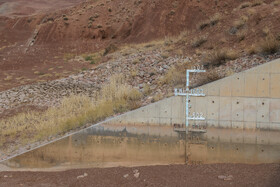 این سد از نوع خاکی با هسته رسی مرکزی و با حداکثر ارتفاع 35 متر بر روی رودخانه نهند احداث شده است