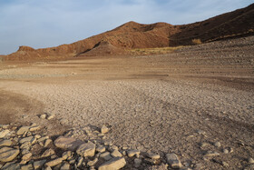 کاهش بارندگی، افزایش تبخیر ناشی از گرما و همچنین برداشت‌های بی‌رویه از منابع سطحی و زیرزمینی از جمله عوامل اصلی این وضعیت سد هستند