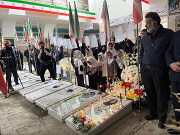 روز معلمی متفاوت در گلزار شهدا، در قرار عاشقانه دانش‌آموزان با معلم شهیدشان 