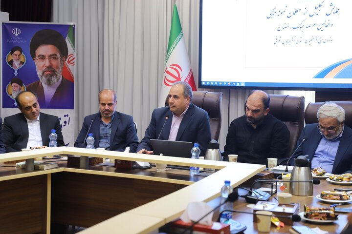 معلمان در خط مقدم جنگ نرم و تربیت نسل وفادار به انقلاب