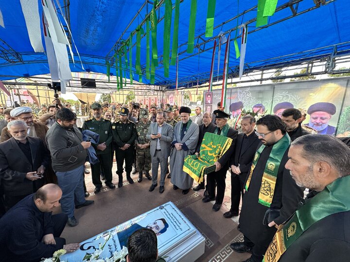 غبارروبی مزار شهید مالک رحمتی همزمان با دومین سالگرد شهدای خدمت