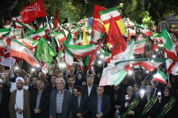 موج پرچم‌های ایران در نود و یکمین اجتماع شبانه مردم ارومیه