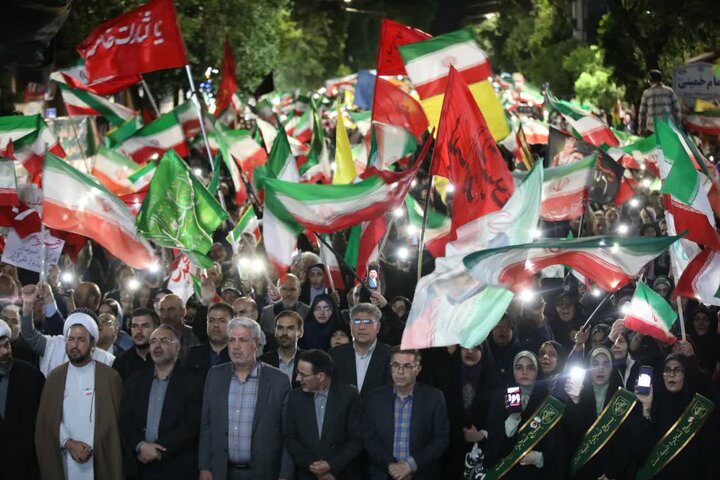 موج پرچم‌های ایران در نودو یکمین اجتماع شبانه مردم ارومیه