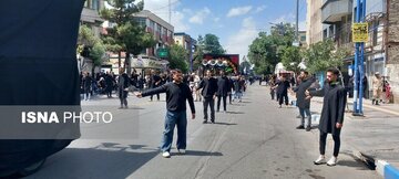 خیابان امام ارومیه در تاسوعا؛ نوای «یاعباس» و نذرهایی که دست به دست شد