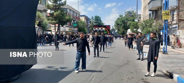خیابان امام ارومیه در تاسوعا؛ نوای «یاعباس» و نذرهایی که دست به دست شد
