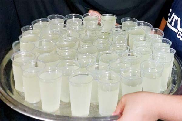خیابان امام ارومیه در تاسوعا؛ نوای «یاعباس» و نذرهایی که دست به دست شد