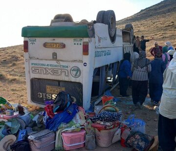 ۲۱ مصدوم در سانحه واژگونی مینی‌بوس در مهاباد