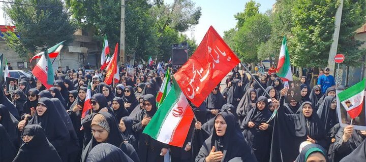 حضور گسترده مردم خوی در آیین عزاداری خیابانی برای رهبر شهید