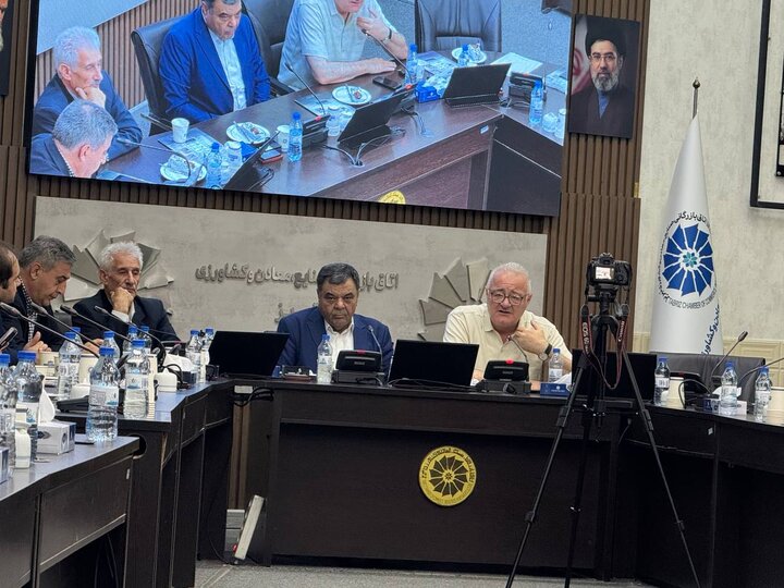 رونمایی پوستر «کلینیک صنعت» و همایش «بازآفرینی در بحران» در تبریز 