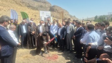 کلنگ زنی بیمارستان بین‌المللی و پروژه ساماندهی تقاطع همسطح سه‌راهی شوط در منطقه آزادماکو