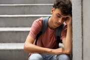 وقتی نوجوان در میان جمع، تنهاست