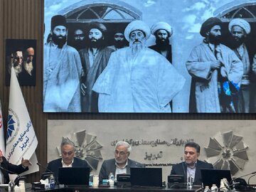 رئیس مرکز ملی فرش: فرش دستباف نمونه‌ای از اقتصاد مقاومتی است