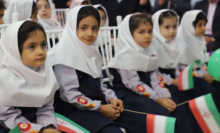آغاز رسمی آموزش نوآموزان در تبریز با جشن «غنچه‌ها»؛نواخته شدن زنگ آموزش به دست دختر ایران