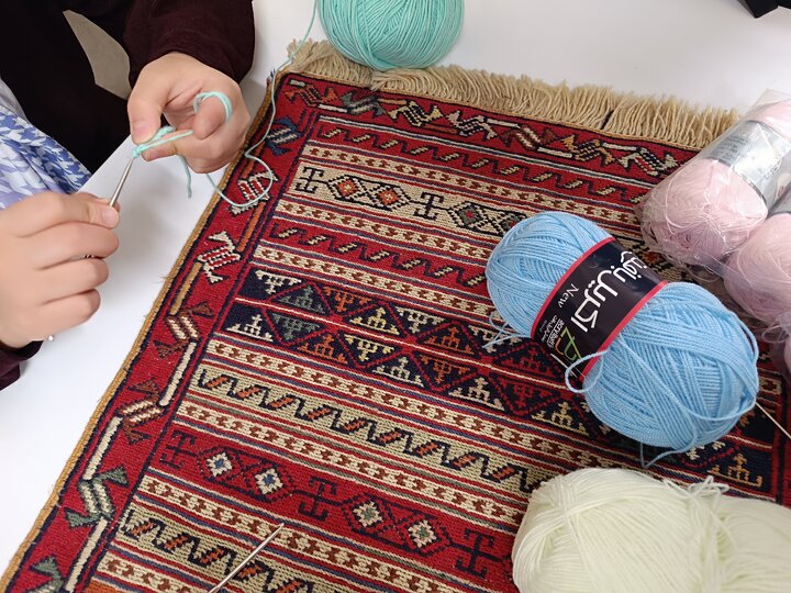 اینجا دختران، رویاهایشان را رج‌به‌رج می‌بافند