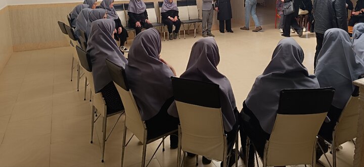 اینجا هنوز کسی منتظر است صدایش کنند