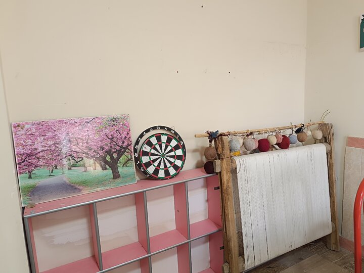 اینجا هنوز کسی منتظر است صدایش کنند