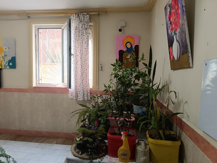 اینجا هنوز کسی منتظر است صدایش کنند