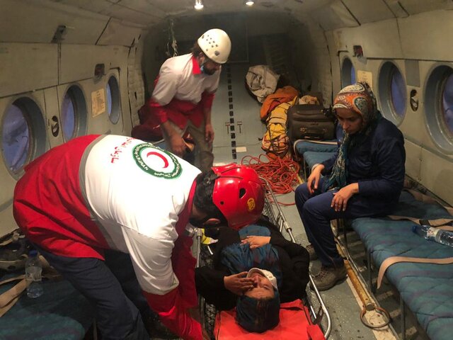امدادرسانی امداد هوایی هلال احمر به یک خانم ۳۵ ساله مصدوم در ارتفاعات دنا