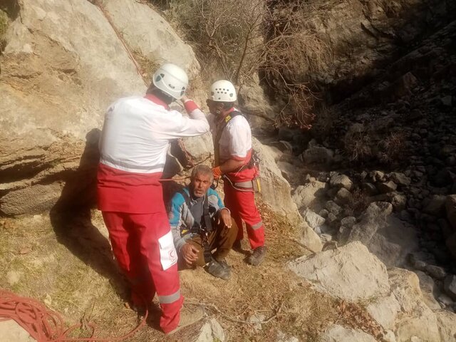 نجات جان چوپان گیرافتاده در دیواره های صعب العبور کوه های لوداب