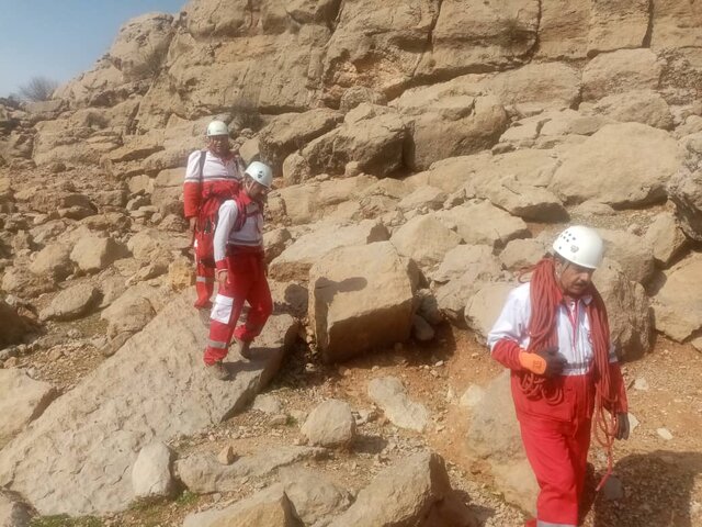 نجات جان سه نفر در ارتفاعات روستای رودبار شهرستان گچساران توسط امدادگران هلال احمر