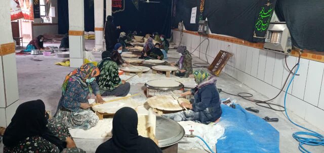 همت جهادی زنان روستای طولیان در پخت نان محلی برای منطقه زلزله‌زده سی‌سخت