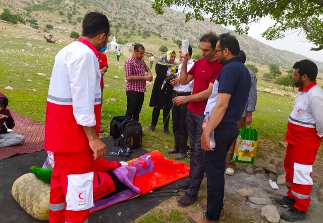 نجات جان زن ۲۷ ساله در ارتفاعات چرام توسط امدادگران هلال احمر