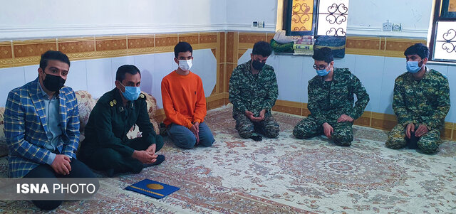 دیدار نوجوانان دهه هشتادی از خانوادههای شهدا در دهدشت دیدار نوجوانان دهه هشتادی از خانوادههای شهدا در دهدشت