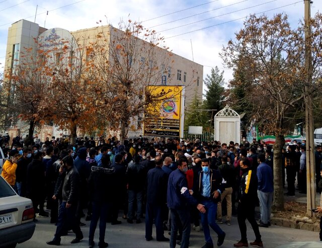 تجمع حدود ۹۰۰ کسبه جمعه بازار یاسوج جلوی استانداری کهگیلویه و بویراحمد تجمع حدود ۹۰۰ کسبه جمعه بازار یاسوج جلوی استانداری کهگیلویه و بویراحمد