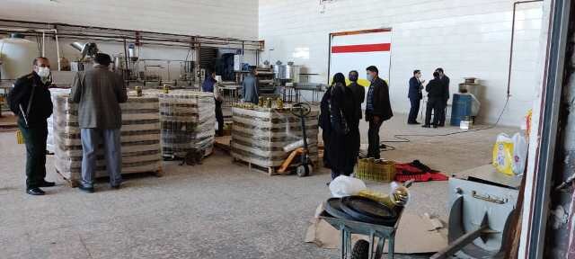 پلمب کارخانه تولیدی با ۴۰ هزار شیشه خیار شور با علامت جعلی استاندارد در یاسوج