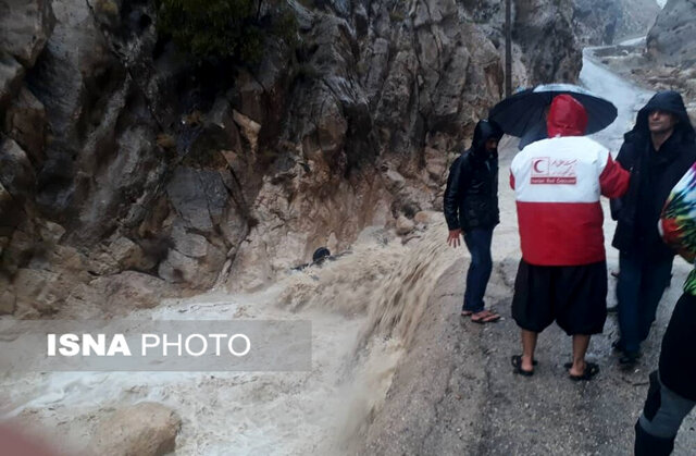 سیلاب در شهرستان لنده یک خودرو را با خود برد