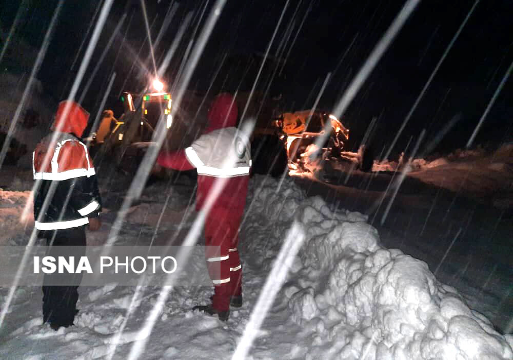مسدود شدن راه بیش از ۲۰۰روستای کهگیلویه و بویراحمد به علت بارش برف/ نجات ۴ معلم گرفتار در برف