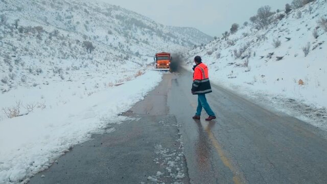 بارش برف بیش از ۱۸۰ روستای کهگیلویه و بویراحمد را با مشکل تردد مواجه کرد