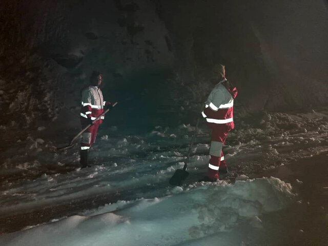 نجات جان ۲ معلم توسط هلال احمر در "طسوج" شهرستان چرام