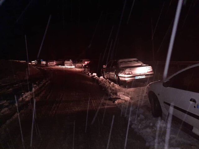 تصاویری از گرفتار شدن بیش از ۶۰ دستگاه خودرو در محور یاسوج_ چرام تصاویری از گرفتار شدن بیش از ۶۰ دستگاه خودرو در محور یاسوج_ چرام