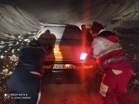 امدادرسانی جمعیت هلال احمر شهرستان چرام به ۶۰ خودرو گرفتار در برف