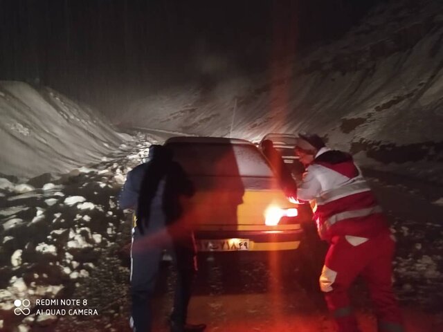 امدادرسانی جمعیت هلال احمر شهرستان چرام به ۶۰ خودرو گرفتار شده در برف