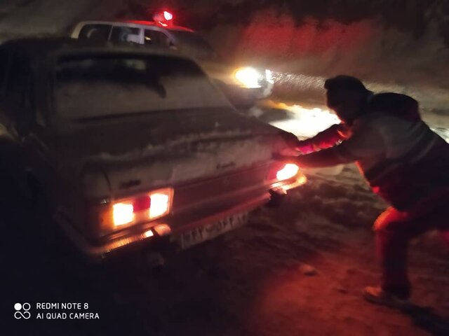 امدادرسانی جمعیت هلال احمر شهرستان چرام به ۶۰ خودرو گرفتار شده در برف