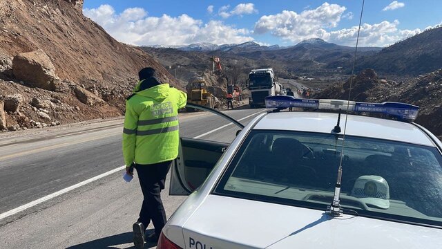 جزئیات مسدود شدن محور "یاسوج به اصفهان" در پی ریزش کوه 