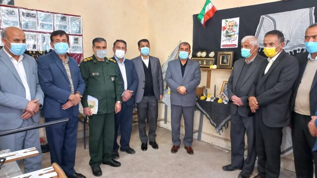 رونمایی از نشان ذوالفقار سردار سلیمانی توسط هنرمند یاسوجی رونمایی از نشان ذوالفقار سردار سلیمانی توسط هنرمند یاسوجی