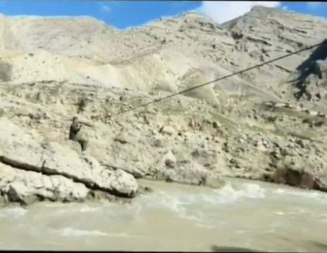 کابوس وحشتناک عبور از رودخانه ای با عمق ۱۵متر بوسیله بکسل!