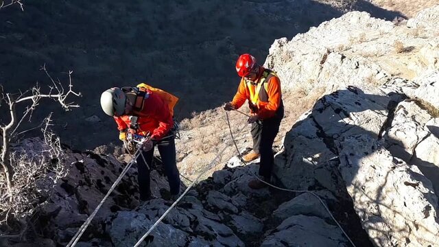 نجات جان مرد ۳۲ ساله در ارتفاعات خامی توسط امدادگران هلال احمر کهگیلویه وبویراحمد