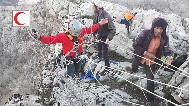 نجات جان مرد ۳۲ ساله در ارتفاعات خامی توسط امدادگران هلال احمر کهگیلویه وبویراحمد