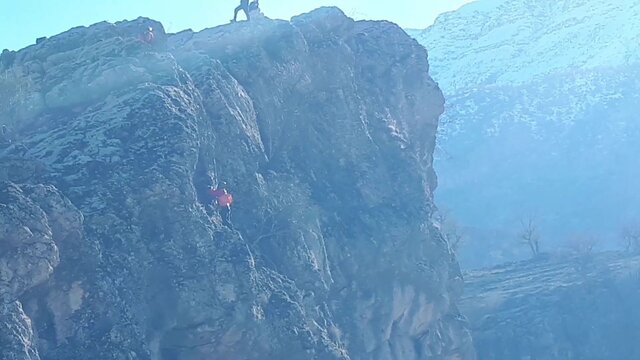 نجات جان مرد ۳۲ ساله در ارتفاعات خامی توسط امدادگران هلال احمر کهگیلویه وبویراحمد