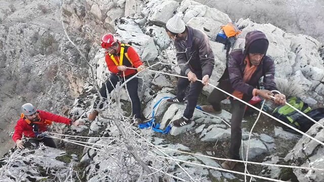 نجات جان مرد ۳۲ ساله در ارتفاعات خامی توسط امدادگران هلال احمر کهگیلویه وبویراحمد
