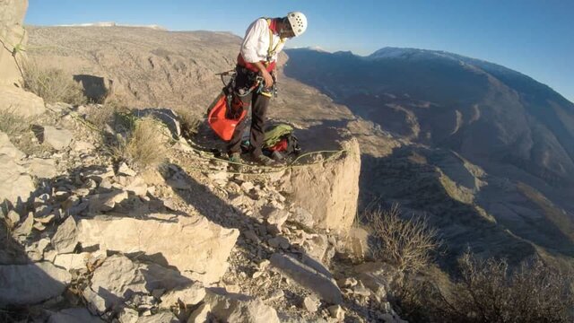 نجات جان مرد ۵۵ ساله در ارتفاعات لوداب توسط امدادگران هلال احمر شهرستان دنا نجات جان مرد ۵۵ ساله در ارتفاعات لوداب توسط امدادگران هلال احمر شهرستان دنا