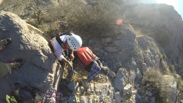 نجات جان مرد ۵۵ ساله در ارتفاعات لوداب توسط امدادگران هلال احمر شهرستان دنا