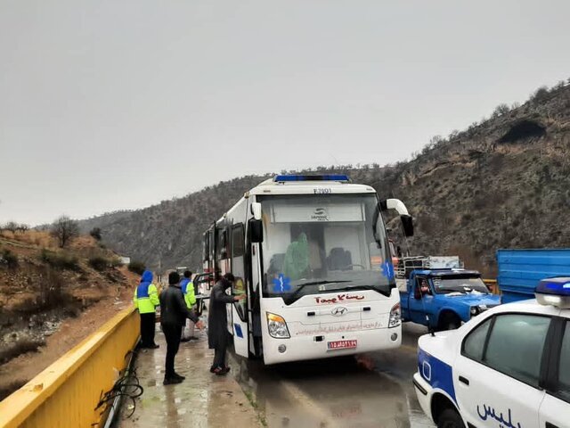 بیش از ۱۰ مصدوم و یک کشته تصادف شاخ به شاخ در محور یاسوج- اصفهان